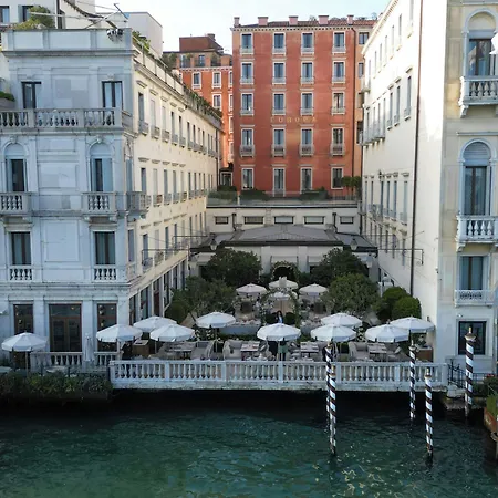 호텔 The St. Regis 5*