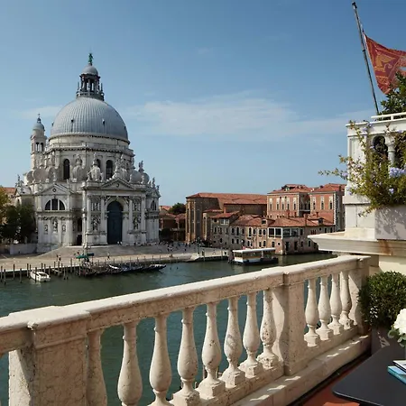 Ξενοδοχείο The St. Regis 5*